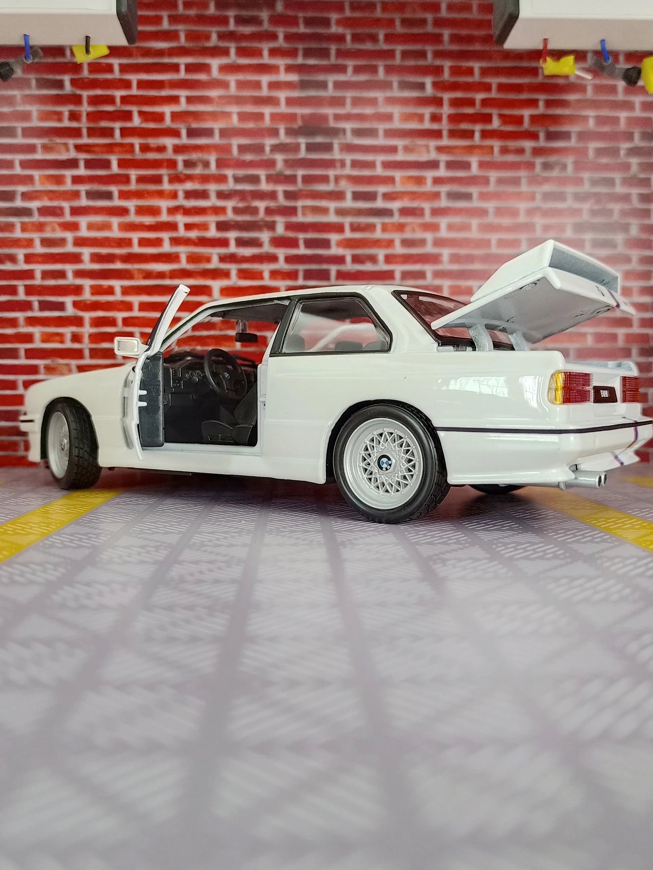 BMW M3 E30 1988 1:24