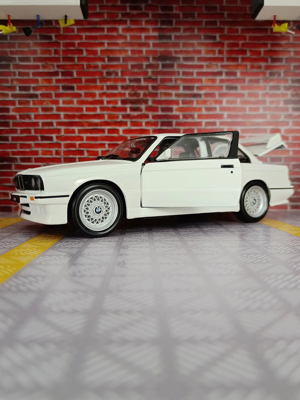 BMW M3 E30 1988 1:24