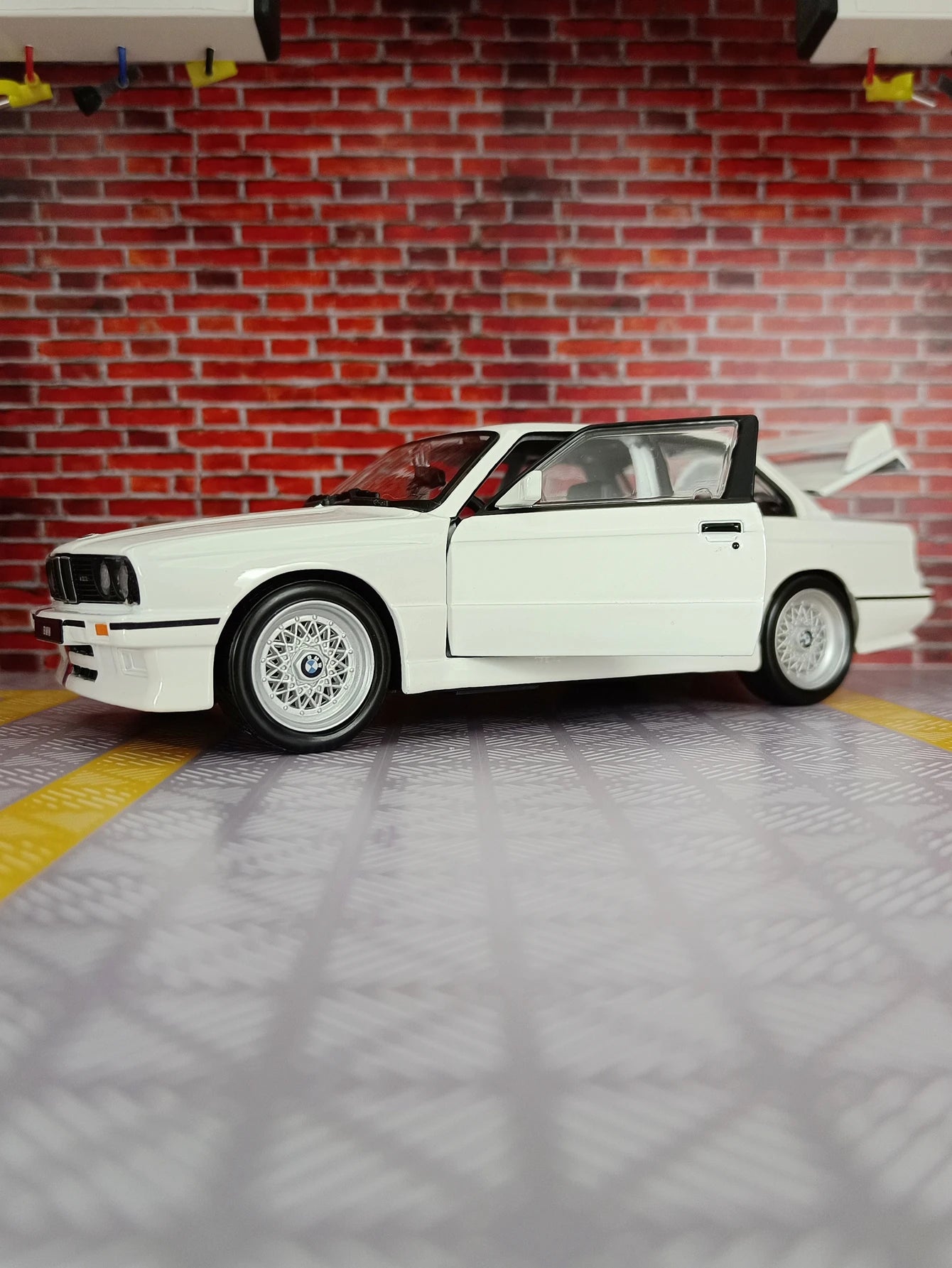 BMW M3 E30 1988 1:24