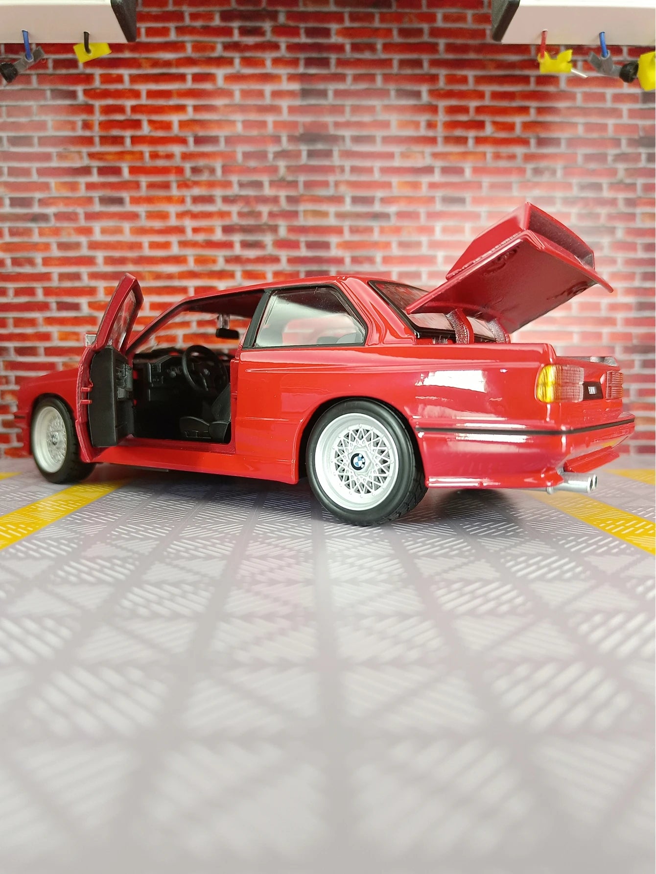 BMW M3 E30 1988 1:24